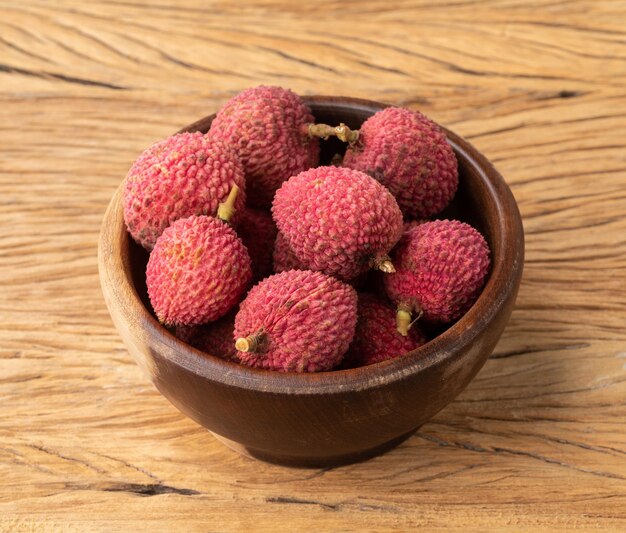 Litchi in una ciotola sopra il tavolo di legno