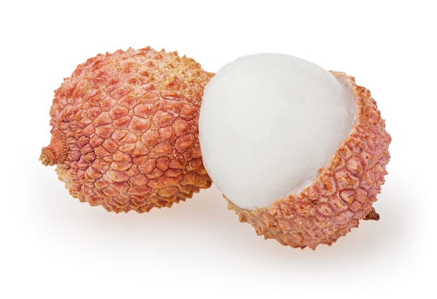 Litchi isolati su sfondo bianco con tracciato di ritaglio