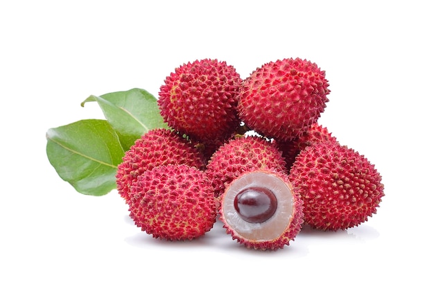 Litchi isolati su sfondo bianco