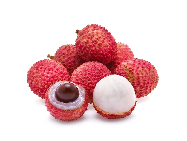 Litchi isolati su sfondo bianco