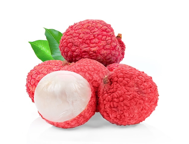 Litchi isolati su superficie bianca