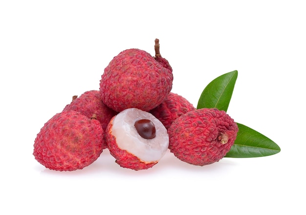 Litchi isolato su sfondo bianco.