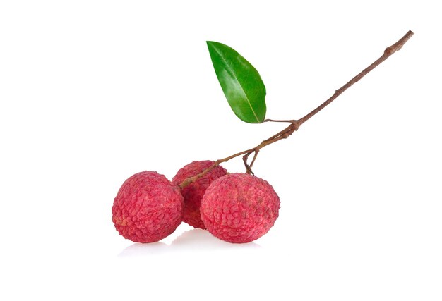 Litchi isolato su sfondo bianco