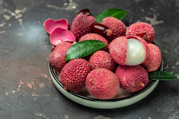 litchi Litchi maturi Frutti asiatici esotici su sfondo scuro Vista dall'alto del formato banner lungo