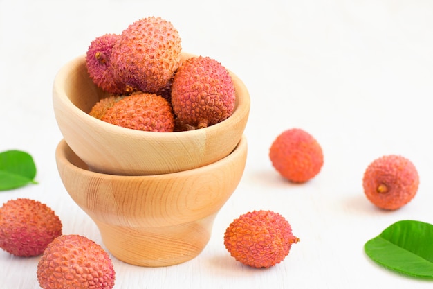 Litchi maturi in una ciotola