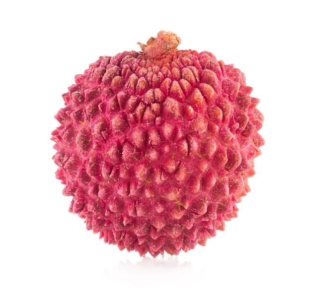 Litchi maturo isolato su sfondo bianco