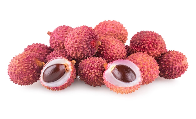 Litchi maturo isolato su sfondo bianco