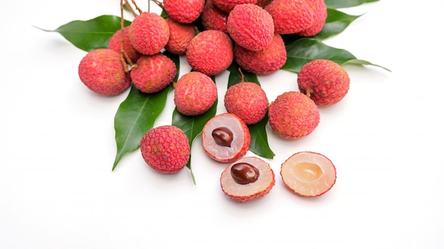 Litchi su uno sfondo bianco.