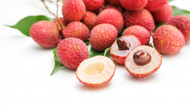 Litchi su uno sfondo bianco.