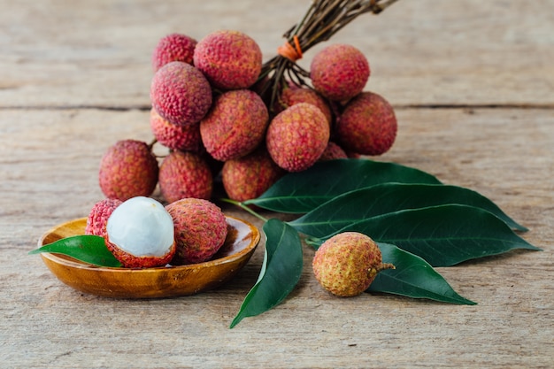 litchi sul tavolo di legno