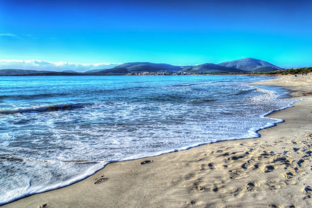 Litorale della spiaggia di Maria Pia in una giornata limpida Elaborato per l'effetto di mappatura dei toni hdr