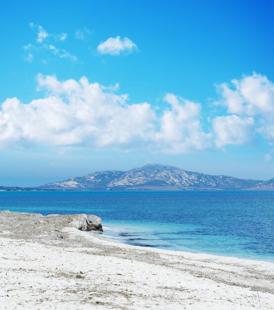 Litorale di Stintino sotto un cielo blu con nuvole Girato in Sardegna Italia