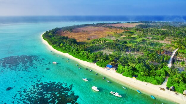 Litorale di un'isola tropicale delle Maldive e vista sull'Oceano Indiano.