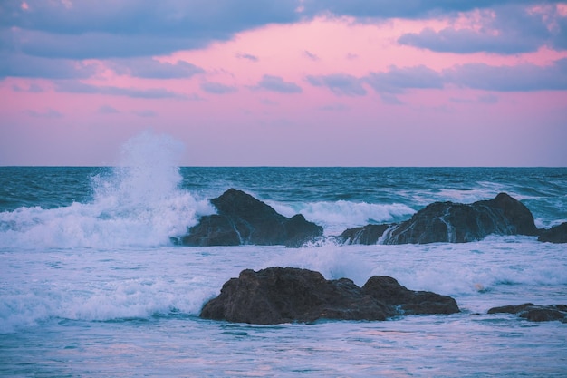 Litorale roccioso la sera Tramonto sul mare