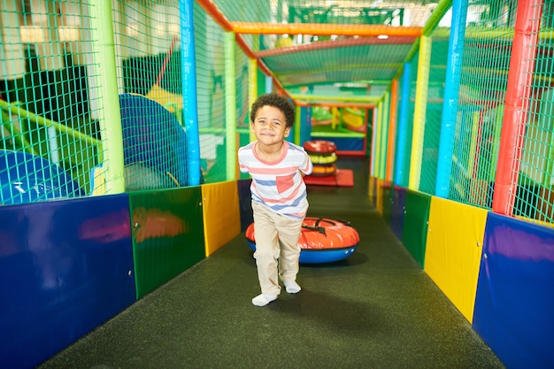 Little Boy Climbing Slide nel Play Center