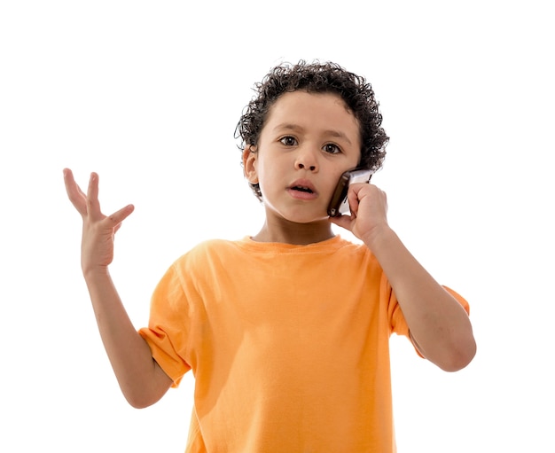 Little Boy in una telefonata seria su sfondo bianco