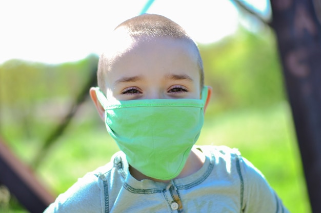 Little Boy indossando maschera medica