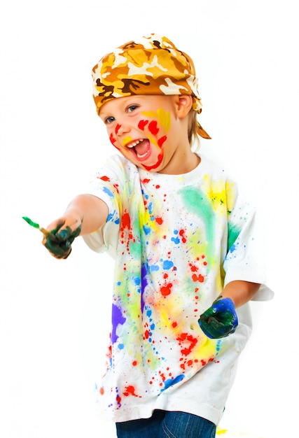 Little boy macchiato di vernice disegna