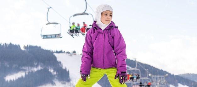 Little Cute Girl Snowboard presso la stazione sciistica nella soleggiata giornata invernale. Montagne del Caucaso. Mount Hood Meadows Oregon