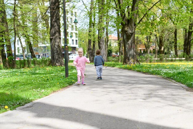 Little Kids corre in un parco estivo