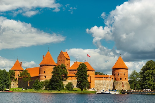 Lituania. Vista sul castello di Trakai sul lago e yacht bianco a vela.