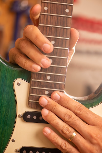 Liutaio che ripara una chitarra