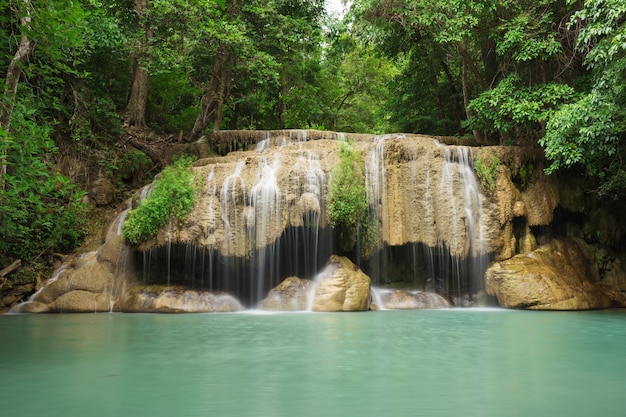 Livello 2 della cascata di Erawan a Kanchanaburi, in Tailandia