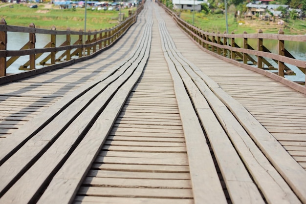 Livello della superficie del ponte pedonale in legno lungo il sentiero