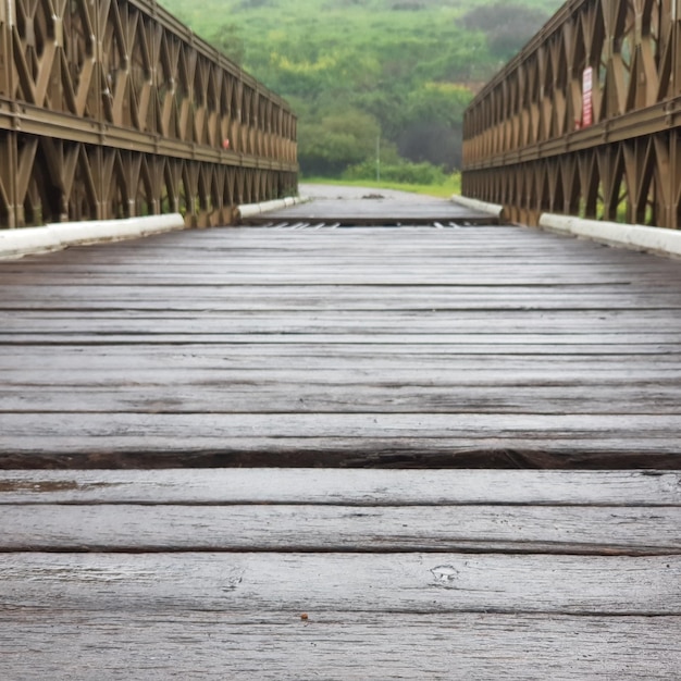 Livello di superficie del ponte pedonale in legno