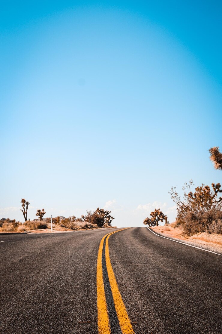 Foto livello di superficie della strada vuota contro un cielo blu limpido
