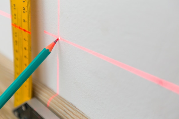 Livello laser e linee sul muro