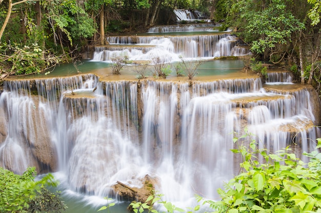 Livello quattro della cascata Huai Mae Kamin in Kanchanaburi, Tailandia