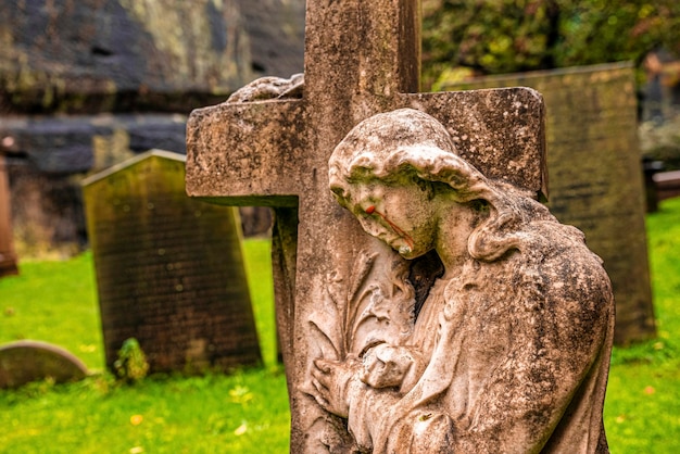 Liverpool, Inghilterra. 30 settembre 2021. Cimitero di St. James vicino alla cattedrale di Liverpool con statua di angelo e croce