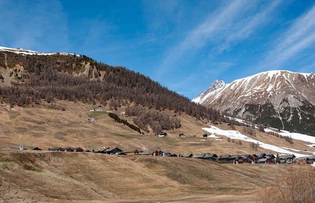 Livigno popolare località sciistica in giornata di sole