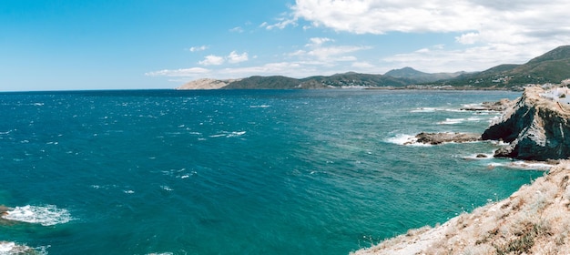 Llanca, Catalogna, Spagna. Vista sulla costa mediterranea e sulla piccola città balneare in estate