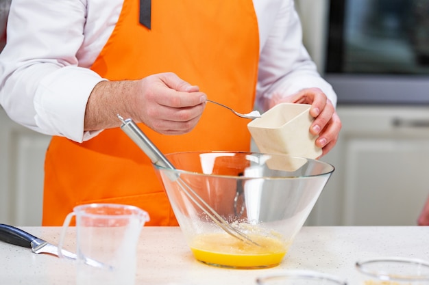 lo chef aggiunge lo zucchero alle uova sbattute