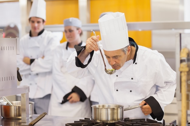 Lo chef assaggia i suoi studenti