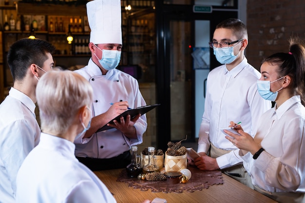 Lo chef conduce un briefing dei dipendenti del ristorante