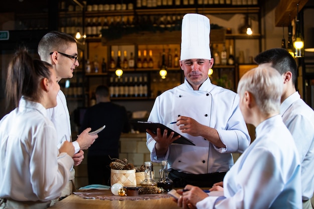 Lo chef conduce un briefing dei dipendenti del ristorante