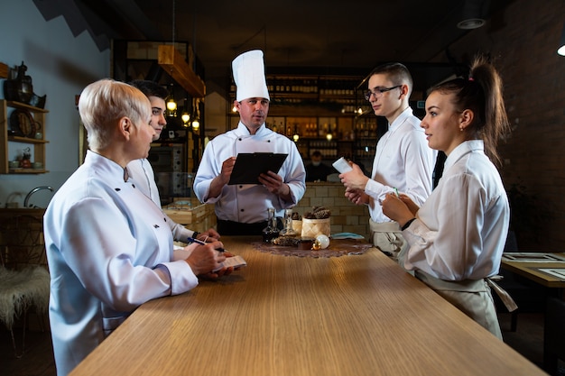 Lo chef conduce un briefing dei dipendenti del ristorante