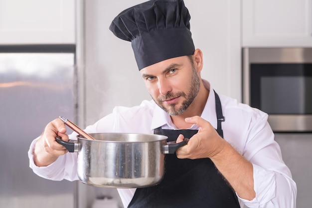 Lo chef cucina la zuppa in cucina lo chef prepara una zuppiera con la ricetta delle zuppe e delle zuppe dello chef coo