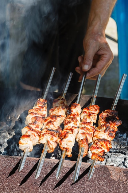 Lo chef cucina spiedini alla griglia