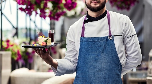 Lo chef del ristorante presenta un nuovo menu di dessert che cucina il concetto di cibo e persone di alta cucina