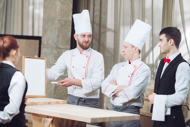 Lo chef e il suo staff in cucina. interagendo in cucina commerciale.