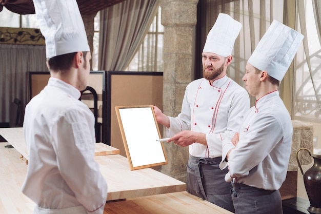 Lo chef e il suo staff in cucina.