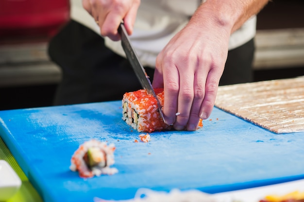 Lo chef giapponese prepara il cibo.