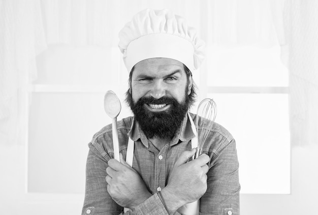 Lo chef hipster con il cappello prepara abilità professionali per pasti sani
