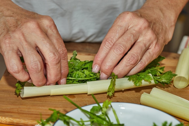 Lo chef prepara bouquet di erbe aromatiche in cucina per condire il piatto.