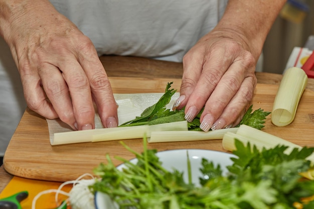 Lo chef prepara bouquet di erbe aromatiche in cucina per condire il piatto.