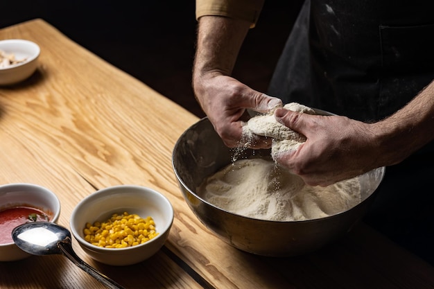 lo chef prepara deliziose pizze nel ristorante. Avvicinamento